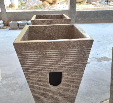 Pedistal Kotak Alur